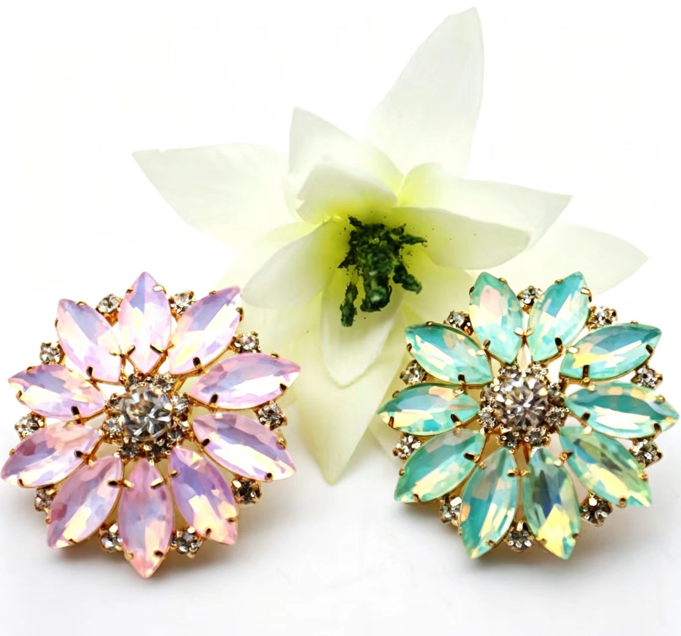 Blumenförmige Harz-Kristallknö – Sew On Rhinestone Bewertung und Preis